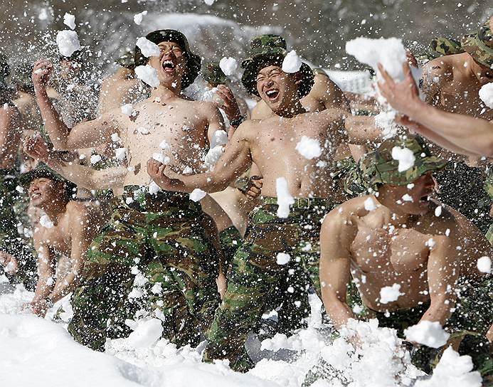 Солдаты, закаливающиеся в снегу