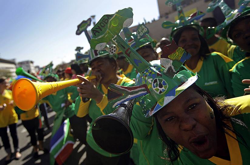 Футбольные фанаты с вувузелами — дудками, которые стали популярны во время чемпионата мира в ЮАР в 2010 году