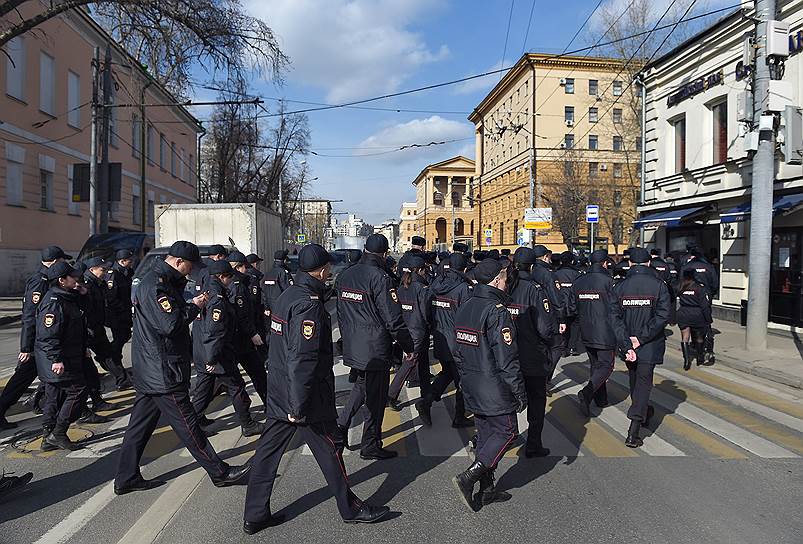 Москва, Россия. Сотрудники полиции переходят улицу Петровка по пешеходному переходу