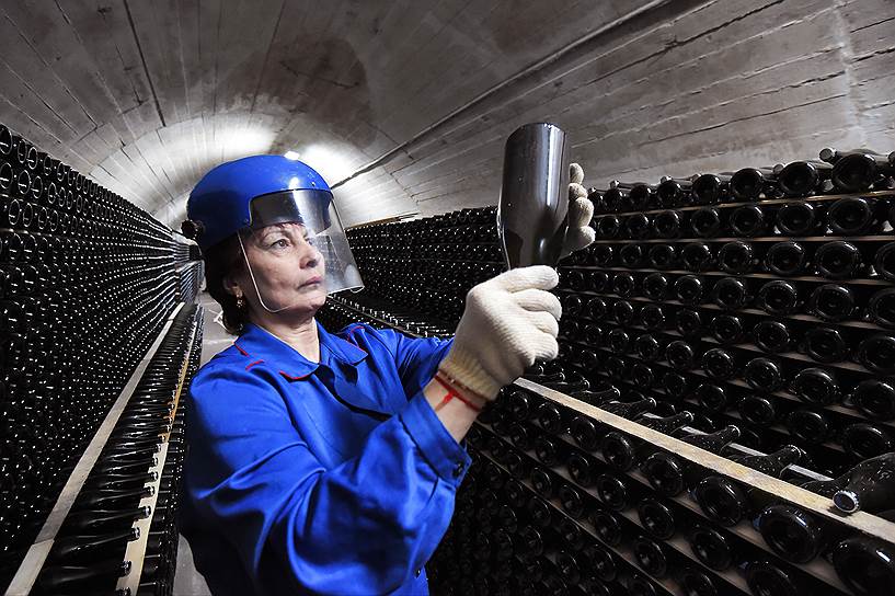 Судак, Россия. Сотрудница завода шампанских вин «Новый Свет»