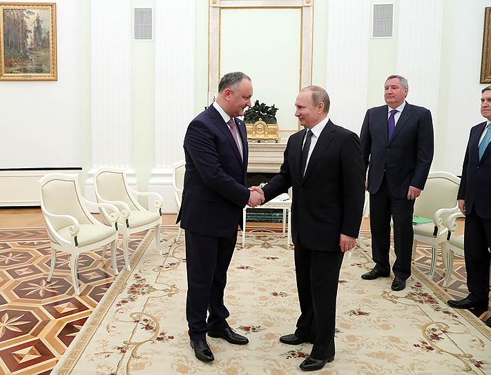 Встречаясь с Владимиром Путиным, президент Молдавии Игорь Додон (слева) заверил, что черная полоса в отношениях между Москвой и Кишиневом «практически прошла»