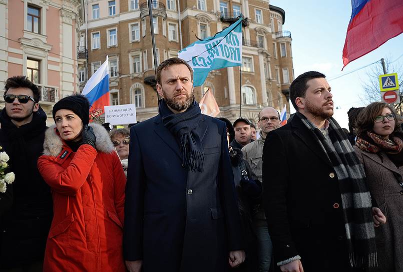 Основатель Фонда борьбы с коррупцией Алексей Навальный (в центре)