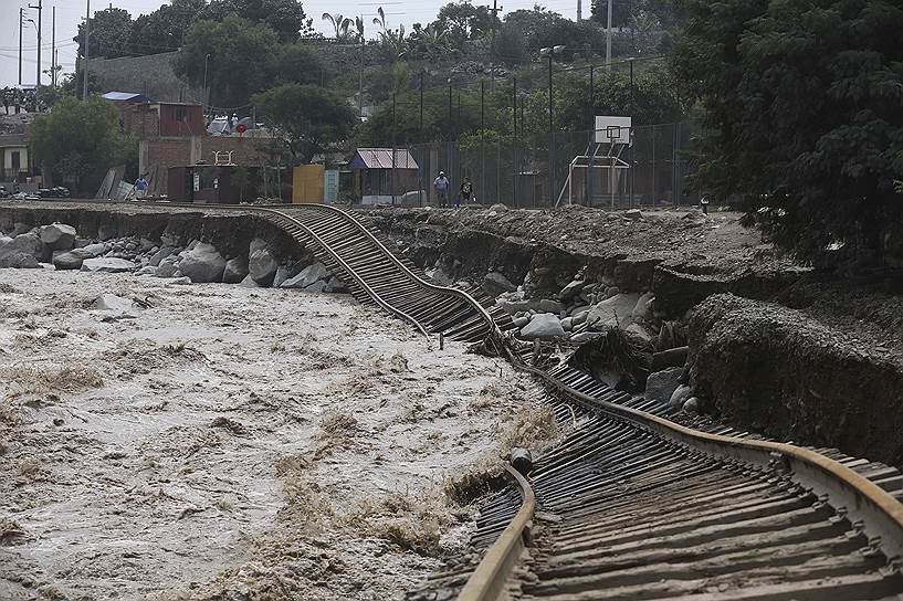 Лима, Перу. Разрушенная наводнением железная дорога
