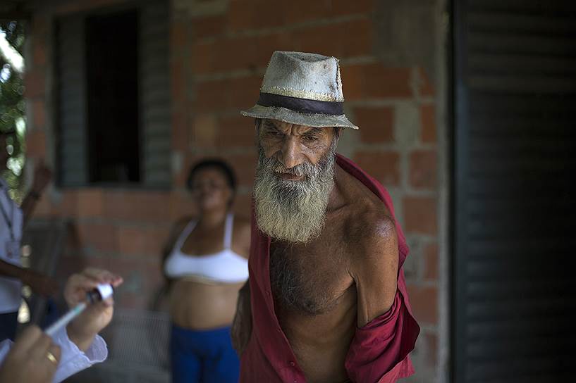 Казимиру-ди-Абреу, Бразилия. Местный житель во время массовой вакцинации против желтой лихорадки