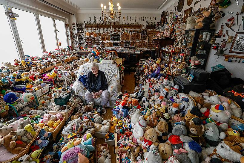 Брюссель, Бельгия. Кэтрин Блумен в окружении игрушек, которые она коллекционирует более 65 лет 