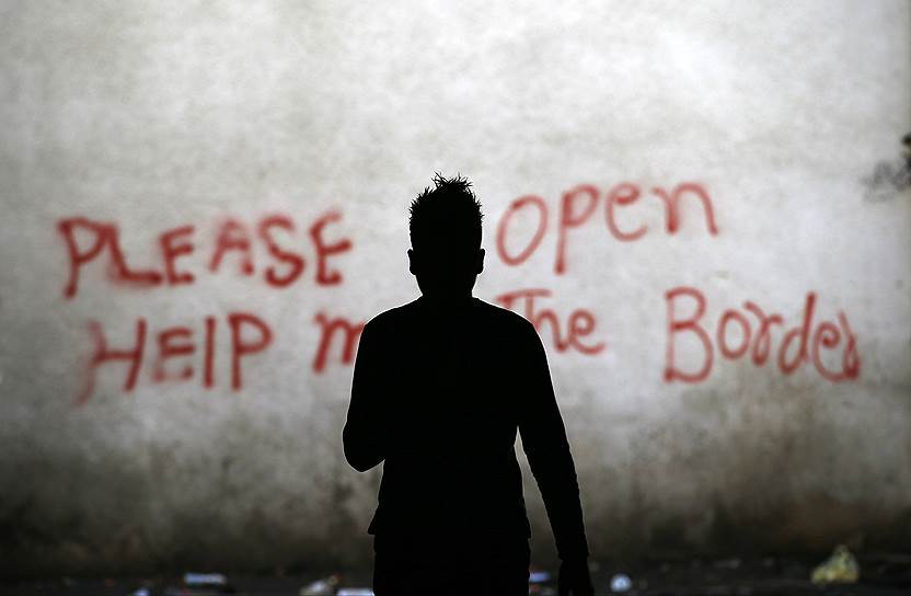 Белград, Сербия. Мигрант в здании заброшенного склада, где образовался стихийный лагерь для беженцев