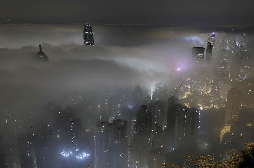 Гонконг, Китай. Деловой центр города в тумане