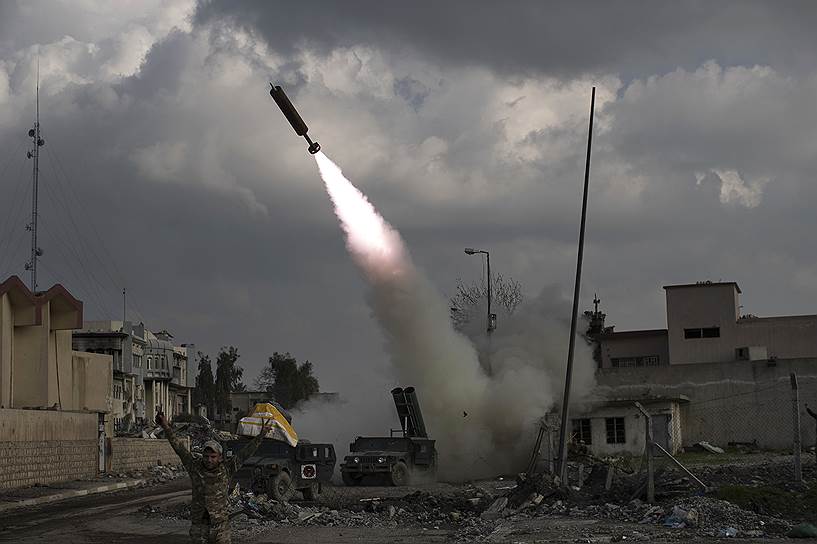 Мосул, Ирак. Правительственные войска запускают ракету по позициям террористов «Исламского государства» (запрещено в РФ)