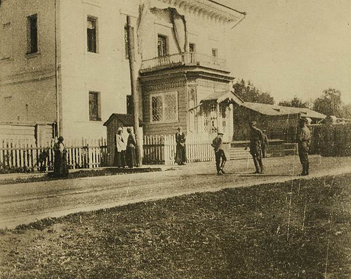 Царскую семью со свитой поселили в двухэтажном тобольском доме, где ранее жил губернатор. В марте 1917 года по решению городской думы он получил название «Дом Свободы»