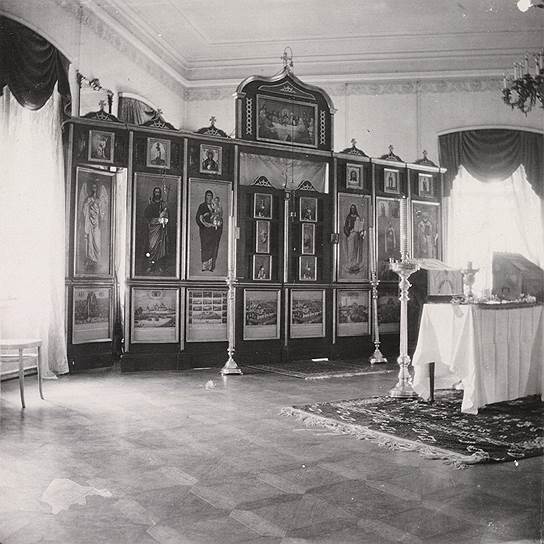 Семье запрещалось выходить из дома куда-либо, кроме как в церковь. Николай II писал: «Нам здесь хорошо — очень тихо»