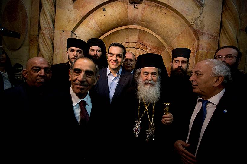 Премьер-министр Греции Алексис Ципрас (в центре) и патриарх Иерусалимский Феофил III (справа). Реставрацией часовни занимались греческие архитекторы