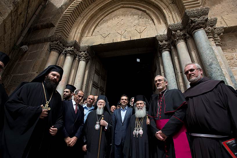 Премьер-министр Греции Алексис Ципрас (в центре) и патриарх Иерусалимский Феофил III (справа) на открытии Кувуклии 