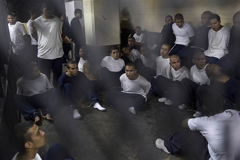 Гватемала, Республика Гватемала. Члены банды, устроившей бунт в тюрьме, ждут начала заседания суда