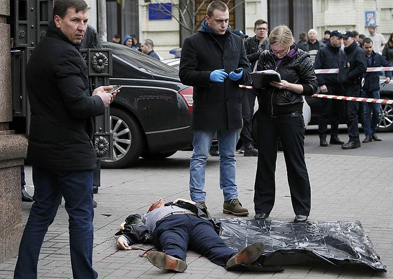 Киев, Украина. Правоохранители на месте убийства бывшего депутата Госдумы России Дениса Вороненкова