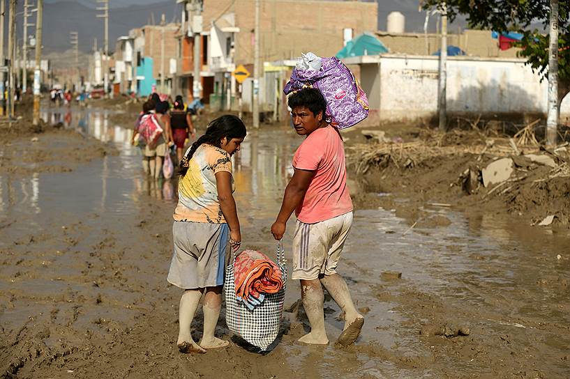 Уармей, Перу. Местные жители на затопленной улице