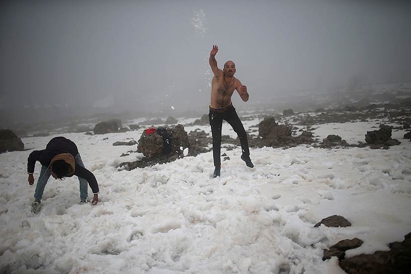 Гора Корек, Ирак. Туристы играют в снежки