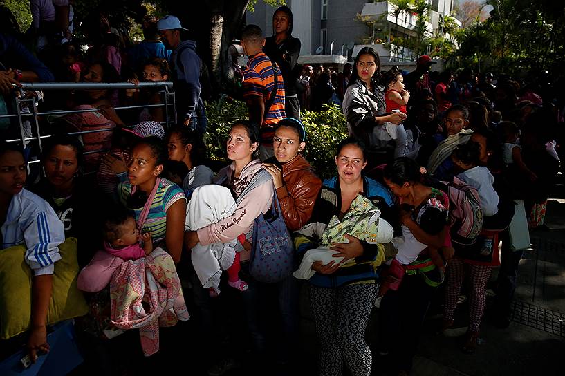 Каракас, Венесуэла. Женщины с младенцами в очереди за подгузниками 