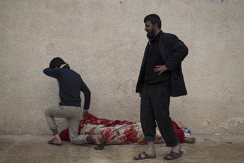Мосул, Ирак. Местные жители плачут над телом родственника, убитого во время боев правительственных войск с террористами «Исламского государства» (запрещено в РФ)