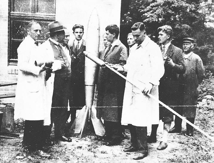 Когда Гитлер пришел к власти, в 1933 году, Вернер фон Браун работал над диссертацией «Конструктивные, теоретические и экспериментальные подходы к проблеме создания ракеты на жидком топливе». Новое руководство страны сразу обратило внимание на перспективного инженера, его деятельность сразу была засекречена. Уже через год были проведены первые испытания разработок фон Брауна, он получил ученую степень, став самым молодым профессором в Германии. Тем не менее написанную тогда диссертацию полностью опубликовали только в 1960-х