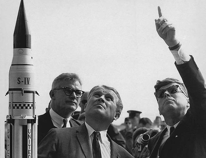 В 1961 году после полета Юрия Гагарина в космос президент США Джон Кеннеди (справа) заявил, что для сохранения престижа нации необходимо обеспечить высадку американского астронавта на Луну до 1970 года. Эту цель поставил перед собой и Вернер фон Браун (слева), назначенный руководителем лунной программы NASA