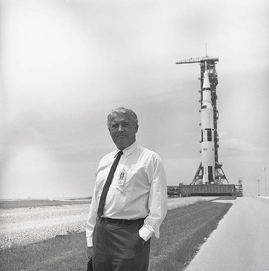 «Иногда мне кажется, что мы — черти, которые штурмуют небеса»&lt;br>На фото: Вернер фон Браун и разработанная им ракета-носитель «Сатурн-5», которая использовалась во время пилотируемого полета на Луну