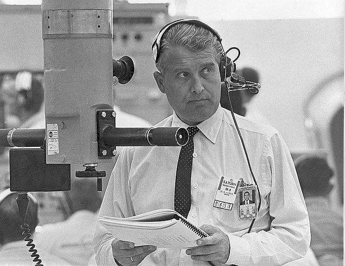 В 1960 году Вернер фон Браун начал работать в NASA и стал директором Центра космических полетов. Он принимал непосредственное участие в разработке ракет-носителей «Сатурн» и космических кораблей «Аполлон»