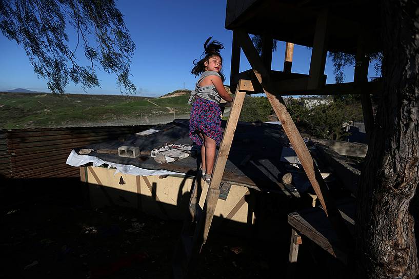 Тихуана, Мексика. Девочка на лестнице у пограничных сооружений между США и Мексикой