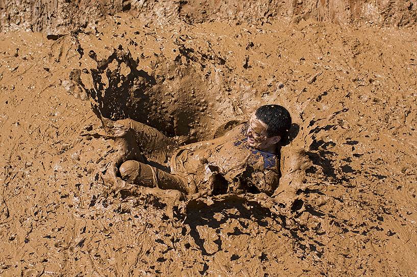 Тель-Авив, Израиль. Участник 13-километрового забега с препятствиями в грязи