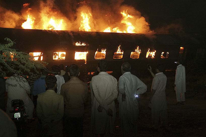 Лахор, Пакистан. Столкновение пассажирского поезда с автоцистерной, перевозившей нефть