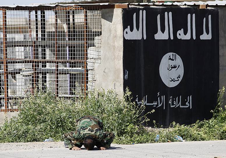 Самое распространенное граффити в населенных пунктах, отбитых у террористов — черный флаг «Исламского государства»