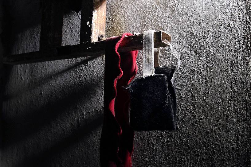 Повязки на глаза, найденные в тюрьме ИГ в Манбидже