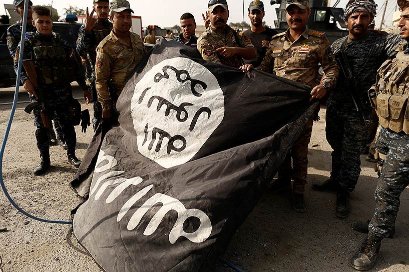 Иракские солдаты позируют с захваченным флагом ИГ