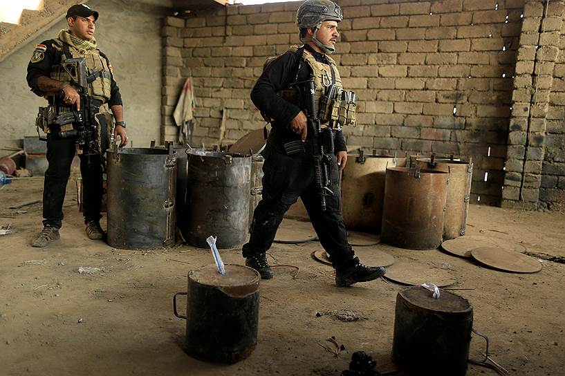 Иракский спецназ на фабрике самодельных взрывных устройств, отбитой у ИГ в районе Мосула