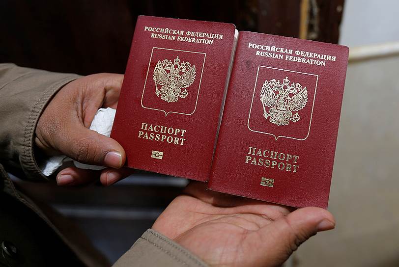 Среди документов, найденных после боев с ИГ, нередко встречаются и российские паспорта
