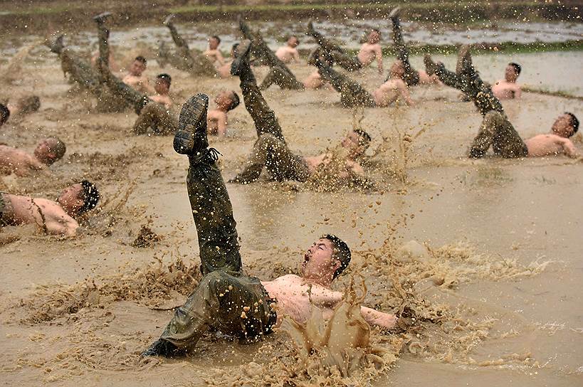 Гуйган, Китай. Военные во время тренировки