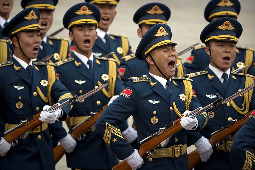 Пекин, Китай. Члены почетного караула приветствуют президента Сербии Томислава Николича 