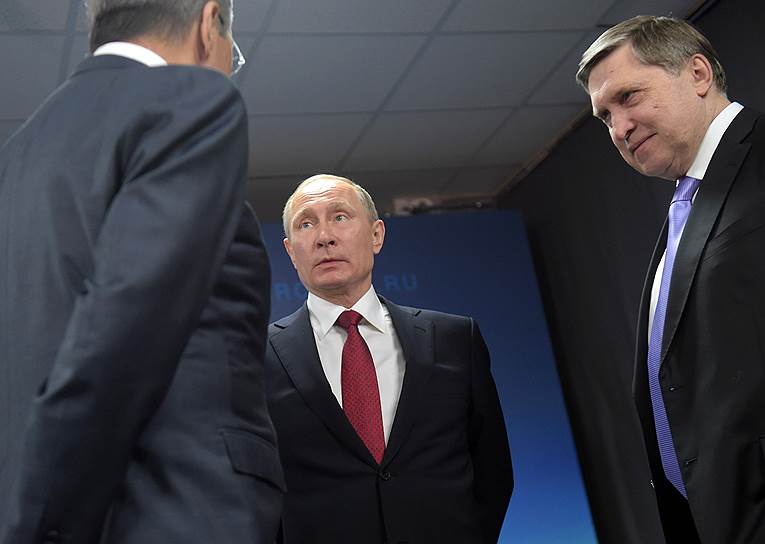 Слева направо: министр иностранных дел России Сергей Лавров, президент России Владимир Путин и помощник президента России Юрий Ушаков 