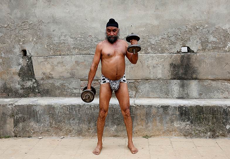 Джамму, Индия. Мужчина во время тренировки