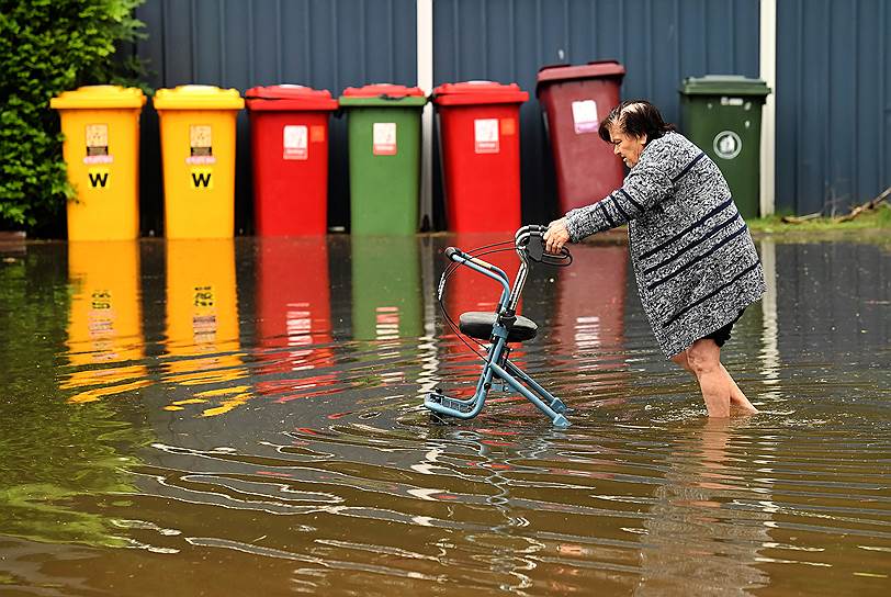Лисмор, Австралия. Женщина пытается пройти после обильных дождей