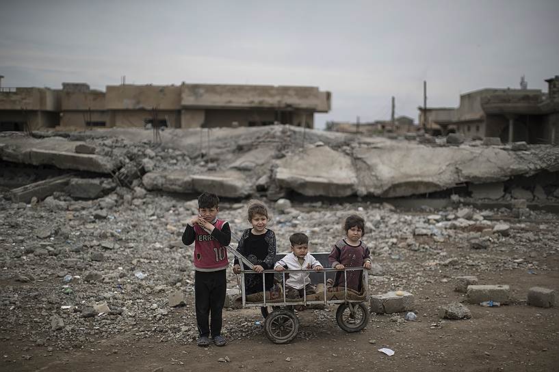 Мосул, Ирак. Иракские дети в разрушенном боями городе