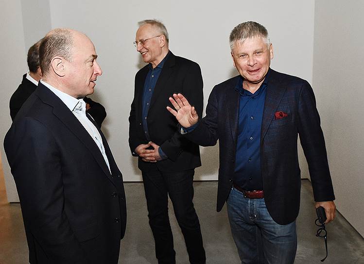Коллекционер и меценат Виктор Бондаренко (справа) на открытии выставки художника Дэмиена Херста
