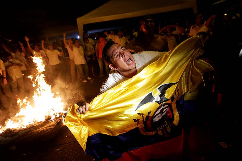 Гуаякиль, Эквадор. Сторонник кандидата в президенты Гильермо Лассо во время демонстарции в день выборов