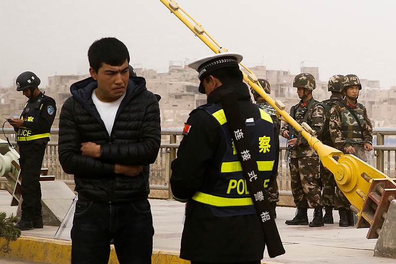 Один из продавцов в Кашгаре заявил агентству Reuters: «У нас нет частной жизни и личного пространства. Власти хотят видеть все, что мы делаем или собираемся делать»