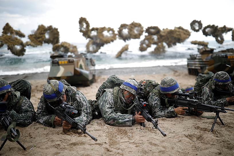Пхохан, Южная Корея. Южнокорейские морские пехотинцы во время совместных учений с военными из США