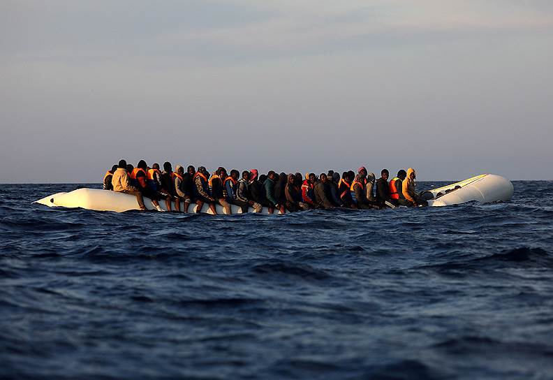 Средиземное море. Мигранты на пластиковом плоту во время спасательной операции, проводимой организацией Proactiva Open Arms 
