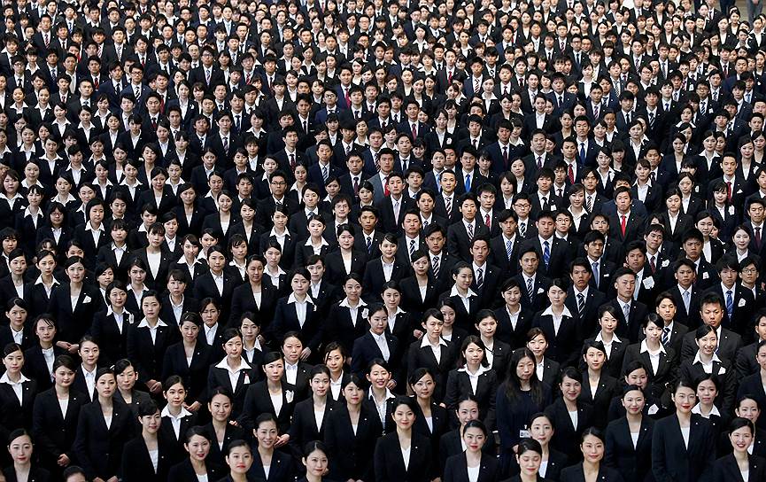 Токио, Япония. Стажеры авиакомпании Japan Airlines во время церемонии выпуска из школы для персонала 