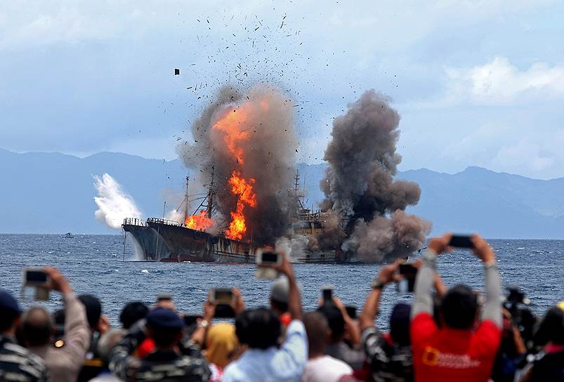 Амбон, Индонезия. Уничтожение браконьерского иностранного судна. Всего в минувшие выходные власти страны взорвали и затопили более 80 судов за незаконный лов рыбы