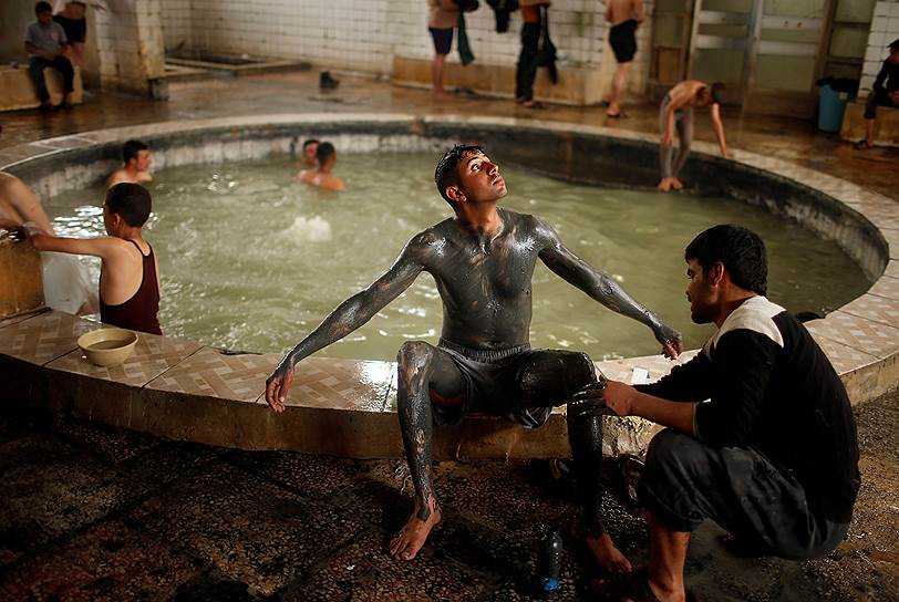 Хаммам-эль-Алиль, Ирак. Местный житель принимает грязевую ванну 