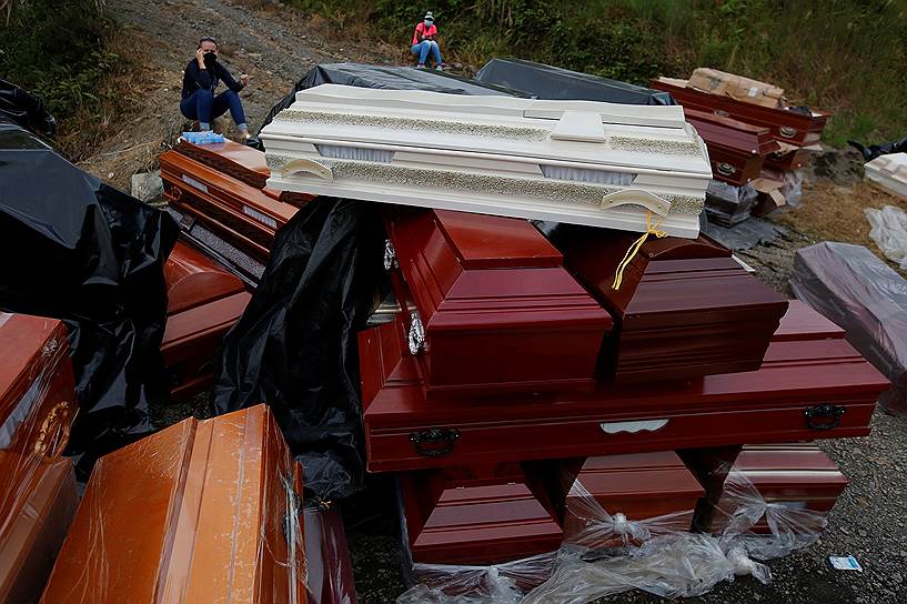 Мокоа, Колумбия. Новые гробы для перезахоронения на местном кладбище, которое было размыто во время наводнения 