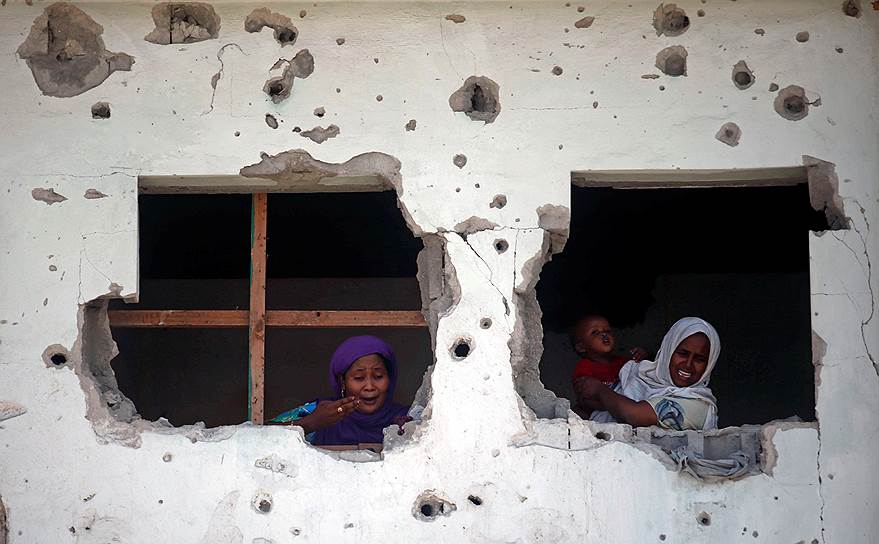 Могадишо, Сомали. Местные жительницы, которые увидели взрыв бомбы у соседнего кафе 